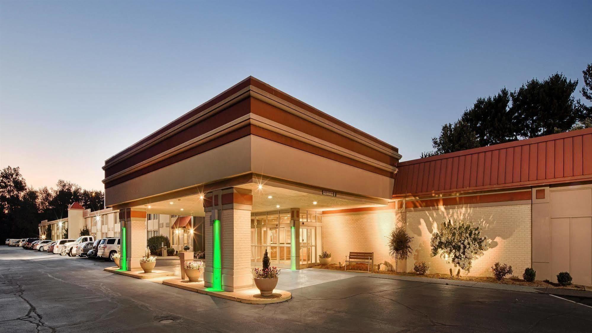 Baymont Inn & Suites Marietta Exterior photo